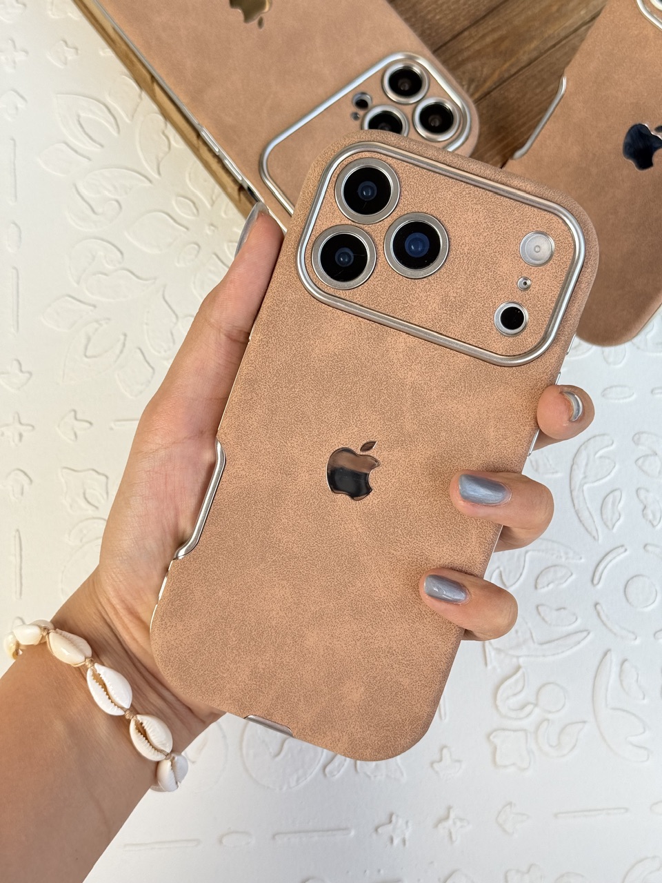 کاور چرمی موکا لنز آیفون مدل Mocha Lens با فریم فلزی دوربین و لوگو اپل فلزی برجسته | ویژه سری آیفون 12 تا 17 Pro Max