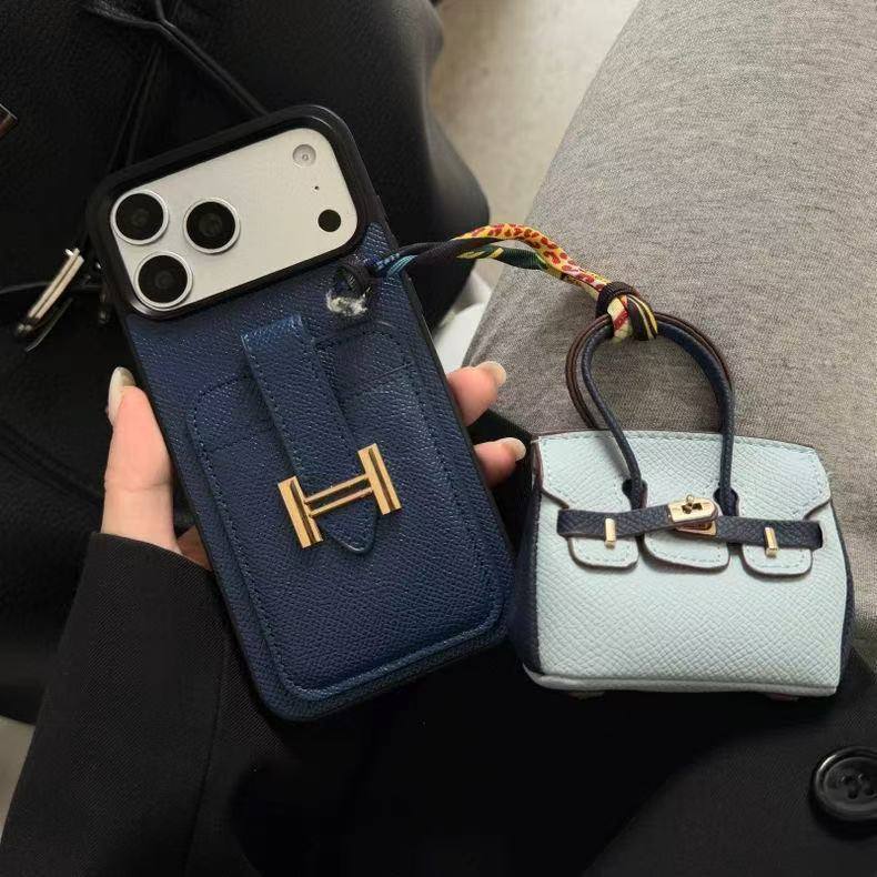 قاب چرمی هرمس آیفون 17 پرومکس مدل Hermes Bags Birkin با مینی کیف ایرپاد