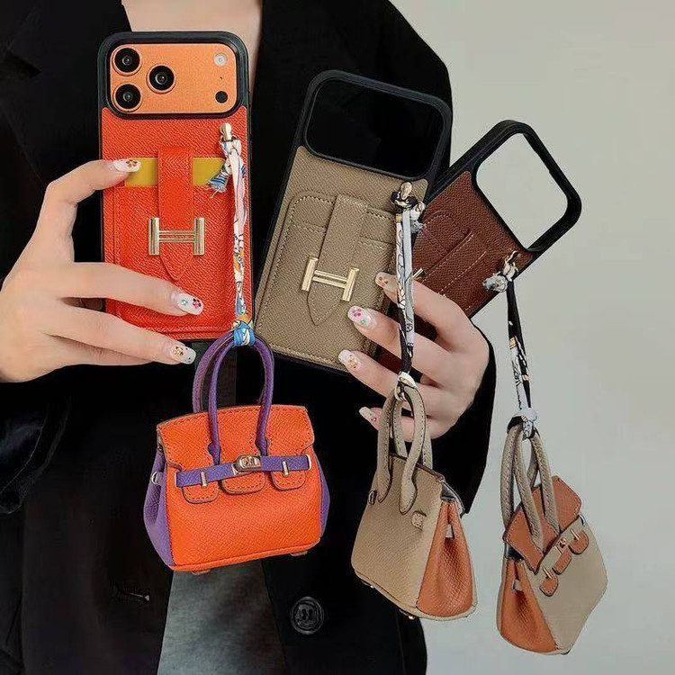 قاب چرمی هرمس آیفون 17 پرومکس مدل Hermes Bags Birkin با مینی کیف ایرپاد