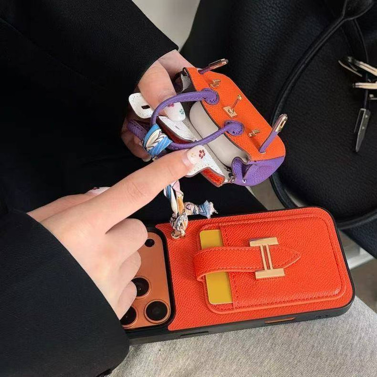 قاب چرمی هرمس آیفون 17 پرومکس مدل Hermes Bags Birkin با مینی کیف ایرپاد