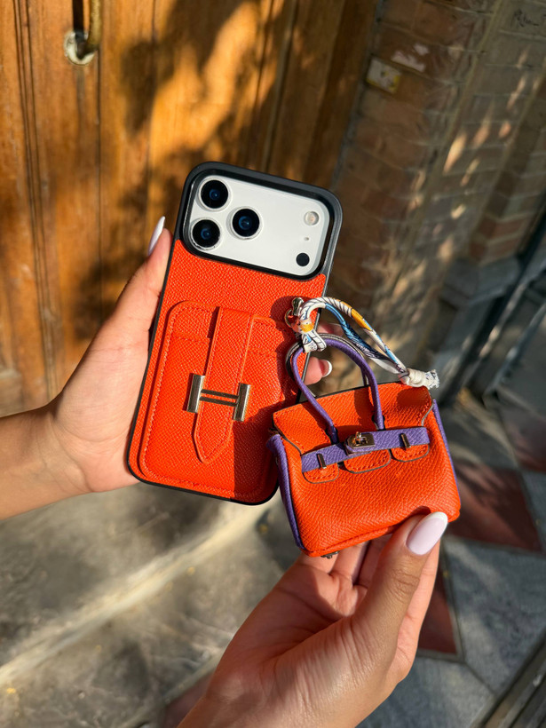 قاب چرمی هرمس آیفون 17 پرومکس مدل Hermes Bags Birkin با مینی کیف ایرپاد