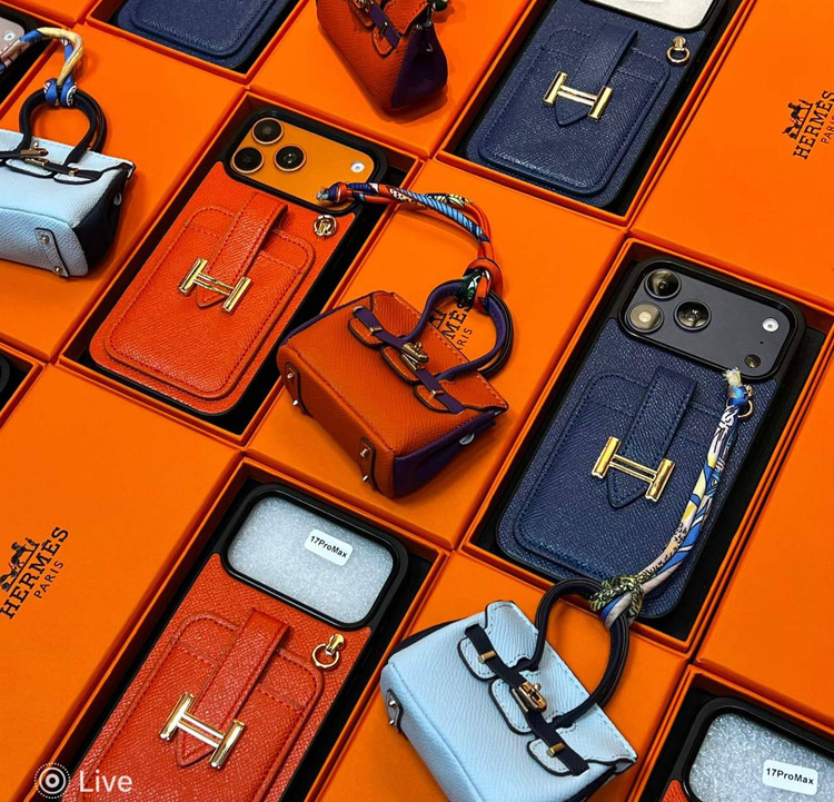 قاب چرمی هرمس آیفون 17 پرومکس مدل Hermes Bags Birkin با مینی کیف ایرپاد