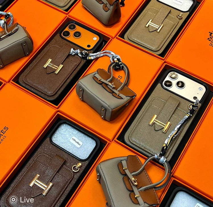 قاب چرمی هرمس آیفون 17 پرومکس مدل Hermes Bags Birkin با مینی کیف ایرپاد