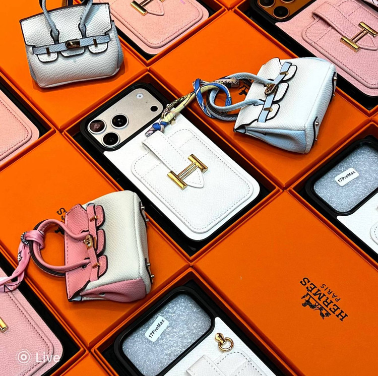 قاب چرمی هرمس آیفون 17 پرومکس مدل Hermes Bags Birkin با مینی کیف ایرپاد