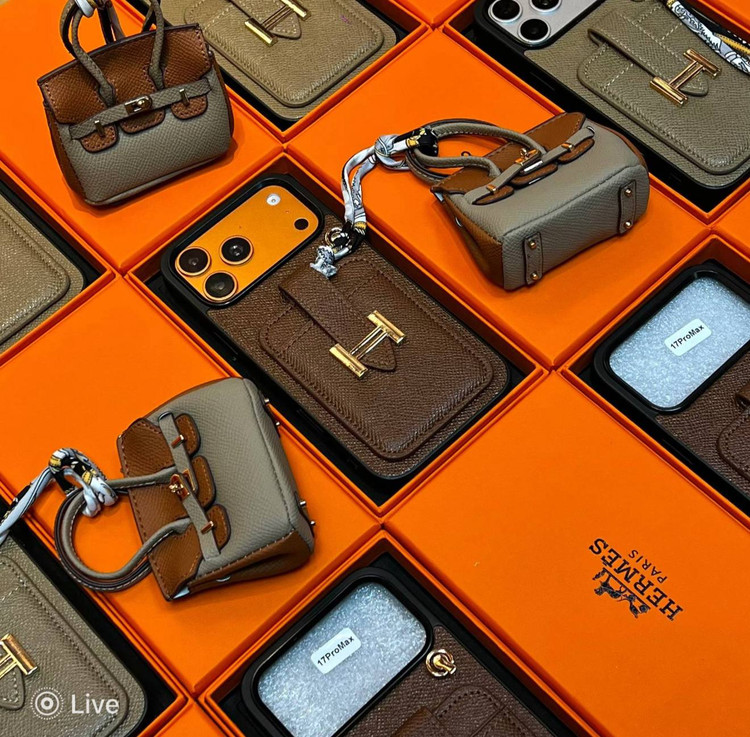 قاب چرمی هرمس آیفون 17 پرومکس مدل Hermes Bags Birkin با مینی کیف ایرپاد