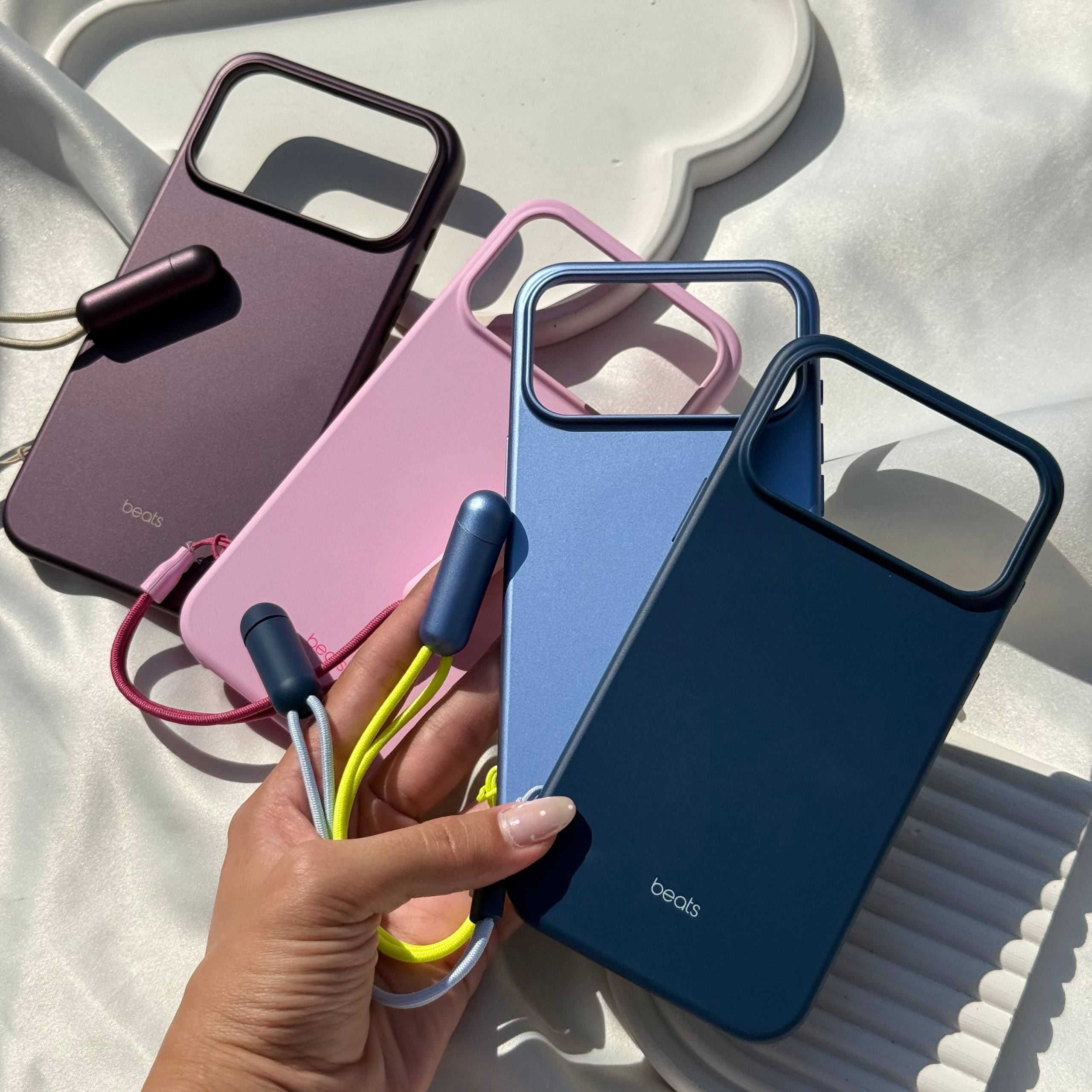 قاب محافظ آویز دار آیفون مدل Beats Kickstand Case + Lanyard